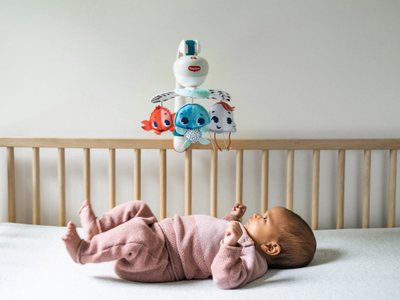 Karusel muzikor për bebe Tiny Love Take Along Ocean, portativ, me figura deti, shumëngjyrësh