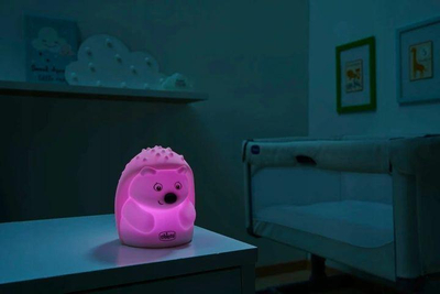 Dritë nate Chicco Sweet Lights Hedgehog, në formë iriqi, e vogël, e lëvizshme, me shumë ngjyra
