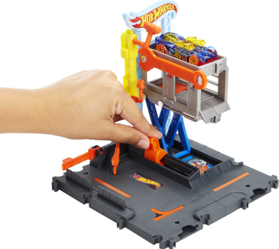 Set loje Hot Wheels City Downtown Repair Station, me ashensor, përfshin 1 makinë lodër, shumëngjyrësh