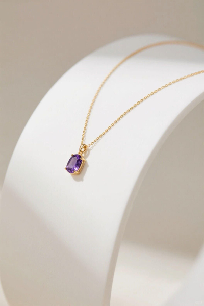 Varëse Gold me Gurë Vjollcë – Elegancë e Pastër