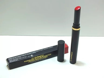 Ruzh buzësh MAC Powder Kiss Velvet Blur Slim Stick, efekt semi mat, hidratues, i kuq