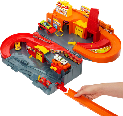 Set lojrash Hot Wheels City Sto &amp; Go Refresh, 6 makina, pistë palosëse