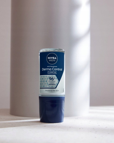 Antiperspirant roll on Nivea Men Derma Dry Control, 96h, 50ml, blu