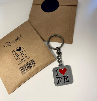 Varëse çelësash Rezniqi - “I Love FE”, metalike e ngjyrosur me të kuqe dhe të zezë