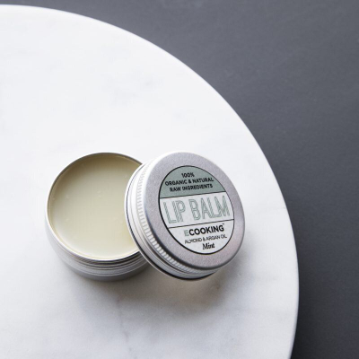 Balsam për buzë Ecooking Mint Lip Balm, që i mban buzët të buta e të hidratuara, me aromë mente