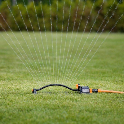 Spërkatës kopshti Fiskars 1023659, oscilues, plastik, i zi me portokalli