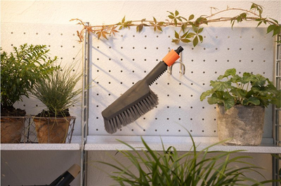 Четка за рачно миење Gardena CLEANSYSTEM Medium Soft, со регулирање на вода, со шампон и восок