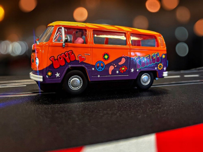 Makinë slot Carrera Evolution VW Bus T2b, shkall 1:32, me drita para-mrapa, portokalli me shumë ngjyra