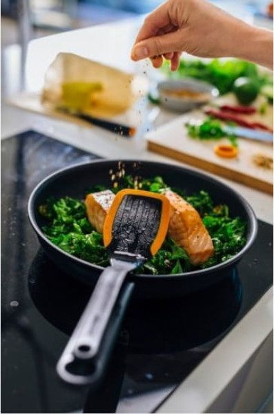 Spatul Fiskars 1027300, e zezë