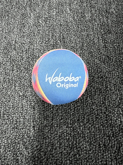 Top uji Waboba Original Bold, kërcen në ujë, me dizajn gjeometrik, ngjyrë vjollcë shumëngjyrëshe