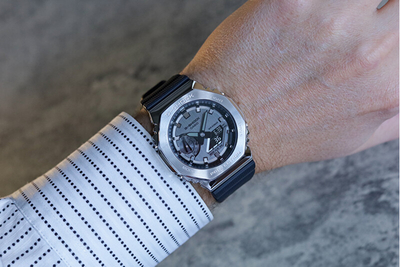 Orë për femra Casio G-Shock GM-2100-1AER Metal Covered (619), e zezë/argjendtë