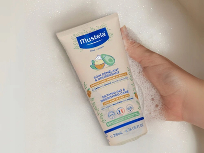 Spray flokësh Mustela Baby për krehje të lehtë dhe ushqim, për flokë të gjatë kaçurrela, 200ml
