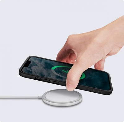 Mbulesë telefoni Spigen Crystal Hybrid për iPhone 13, TPU dhe polikarbonat, transparente, kornizë e zezë