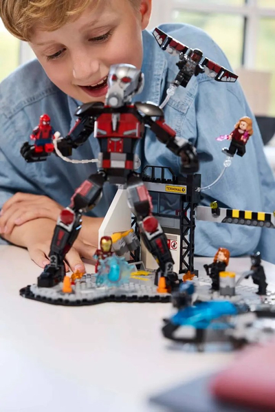 Set ndërtimi LEGO Marvel Captain America Civil War 76314, 9 figurina, mbi 10 vjeç