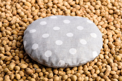 Jastëk termik me bërthama qershie Bocioland, 180g, koleksioni Grey Dots, gri me pika