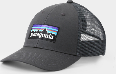 Kapelë trucker Patagonia P-6 Logo Lo Pro, rrjetë poliestër, unisex, gri e errët