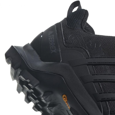 Këpucë hiking Adidas Terrex Swift R2, të lehta, taban me kapje, ngjyrë e zezë