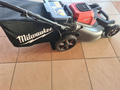Kositëse bari Milwaukee M18 F2LM53 Fuel, pa kabllo 18V, vetështytëse 53 cm, e kuqe me të zezë