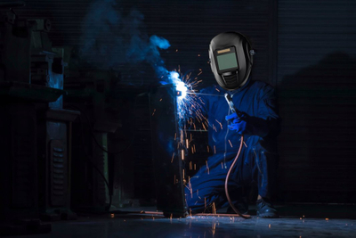 Helmeta automatike për saldim LTC PRO, errësim automatik, e zezë
