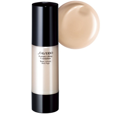 Krem pudër Shiseido Radiant Lifting, i20 Natural Light Ivory 30 ml