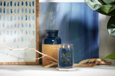 Qiri aromatik Yankee Candle Signature Bayside Cedar, i madh 567g, në kavanoz qelqi, me dy fitila
