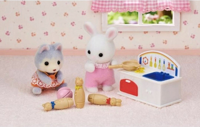 Set lodrash Sylvanian Families 5709 Baby's Toy Box, bebet Snow Rabbit edhe Panda, për shpi kukullash, me ngjyra nga të gjitha