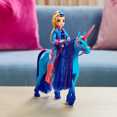Kukull Unicorn Academy Isabel, 24 cm, me kupë dhe medalje, shumengjyrëshe
