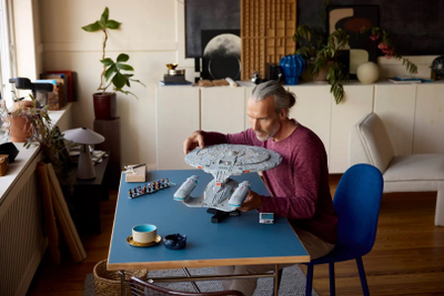 Set LEGO Icons Star Trek U.S.S. Enterprise NCC-1701-D, model ndërtimi, për të rritur, shumëngjyrësh