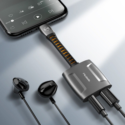 Adaptor audio Mcdodo Lightning në 3.5mm, ndarës kufjesh dhe karikim, gri metalik