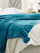 Batanije SAITLER Blanket, 150 x 200 cm, me pompona, ngjyrë turquoise