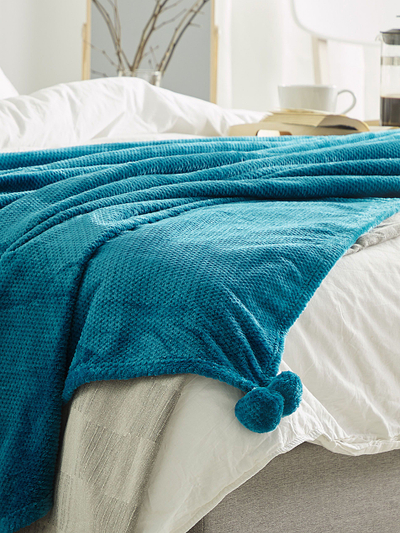 Batanije SAITLER Blanket, 150 x 200 cm, me pompona, ngjyrë turquoise