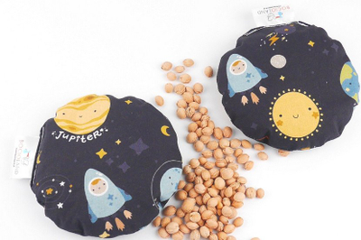 Термичка перница Bocioland Milky Way, 180g, со јадра од цреша, шарена