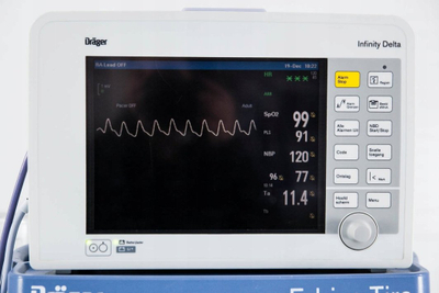 Aparat anestezie Dräger Fabius Tiro, monitor pacienti Infinity Delta, karrocë me sirtarë, gri e kaltër