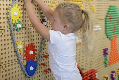 Set lodër edukative Masterkidz Wall Panels Gears and Chain, 79 pjesë, STEM, shumëngjyrësh