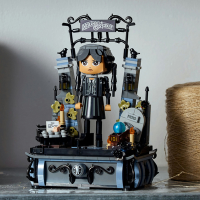 Lodra ndërtimi LEGO Wednesday Addams Figure 76780, figurë pozicionuese, me aksesorë, shumëngjyrëshe
