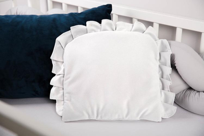 Jastëk për bebe Sensillo Velvet Frill, kadife, 35x25 cm, i bardhë