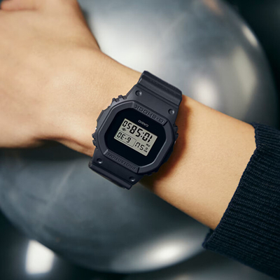 Orë digjitale Casio G-Shock DWE-5657RE-1ER (322), e zezë