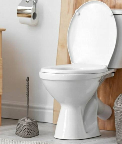 Set furçe për WC Katre, me bazë të mbyllur, plastike pa BPA, ngjyra të përziera