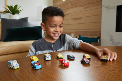 Set maketash metalike Disney Pixar Cars Mini Racers Variety, 10 copë, shumëngjyrëshe