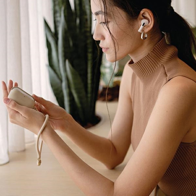 Kuti mbrojtëse Coehl Haven për AirPods Pro 2, lëkurë eko, me karabinë, blu e errët