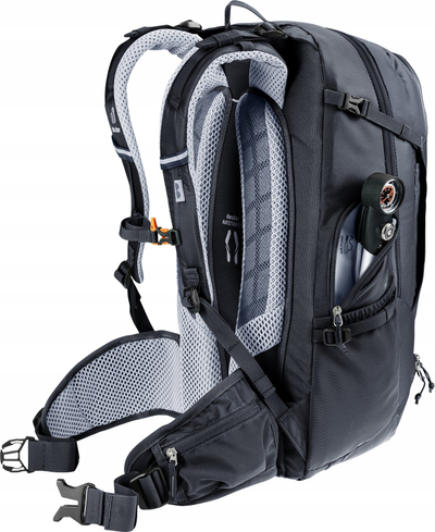 Çantë biçiklete Deuter Trans Alpine 30, 30L, me sistem Airstripes, e zezë