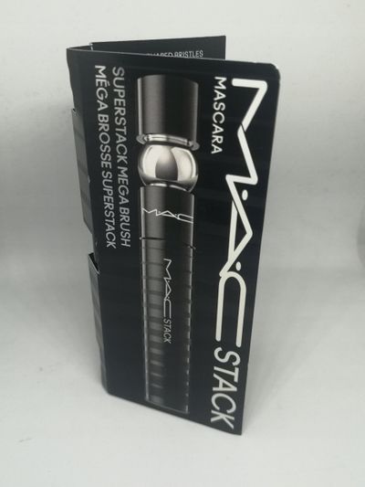 Maskarë MAC MACStack Mega Brush, volum i madh, efekt që shtohet shtresë mas shtrese, e zezë