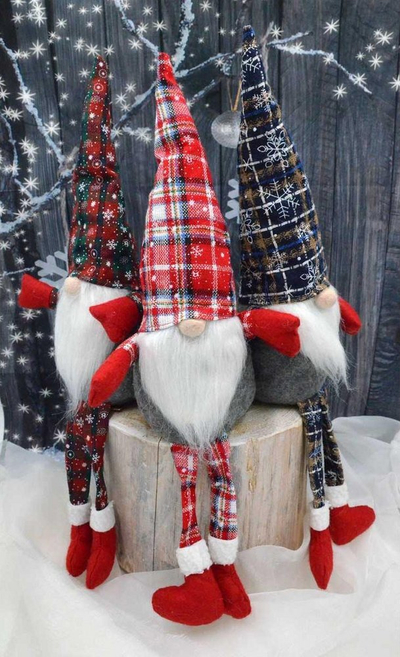 Figurë zbukuruese Krishtlindjesh Saska Christmas Gnome, xhuxh ulur, me kapelë me kuadrate, i kuq