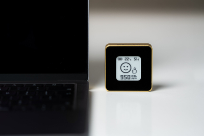 Senzor cilësie ajri Airvalent Elegance, CO2 temperaturë lagështi, Bluetooth, gold e zezë