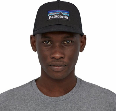 Kapelë trucker Patagonia P-6 Logo, rrjetë, e zezë