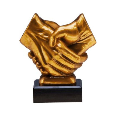 Trofe Tryumf RFST2089, motiv shtrëngim duarsh, 17 cm, ngjyrë ari