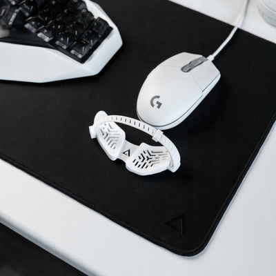Подлога за глушец Deltahub Gaming Desk Mat, големина S, црна