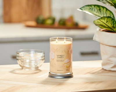 Qiri Yankee Candle Vanilla Cupcake Signature Large Tumbler, 567g, me erë vanilje, i verdhë