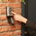 Kuti sigurie për çelësa Master Lock 5423EURD, me kombinim butonash, për mur, e zezë gri