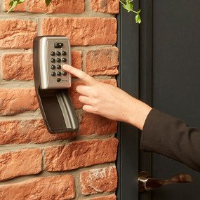 Kuti sigurie për çelësa Master Lock 5423EURD, me kombinim butonash, për mur, e zezë gri
